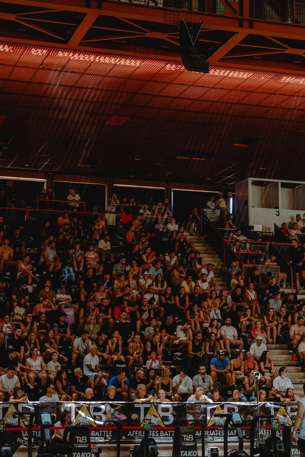 Foule de spectateurs dans une arène lors d'un événement CrossFit à Bordeaux — photographe CrossFit Voar by Tim