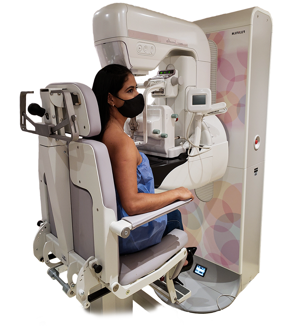 Mujer sentada en máquina de mamografía en consulta médica.