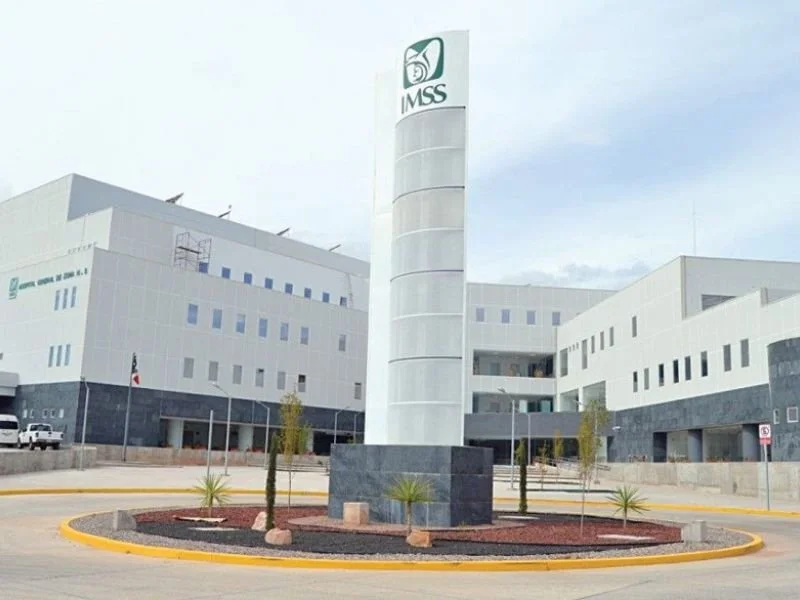 Edificio de un hospital, con el logotipo IMSS en un cartel en una torre.