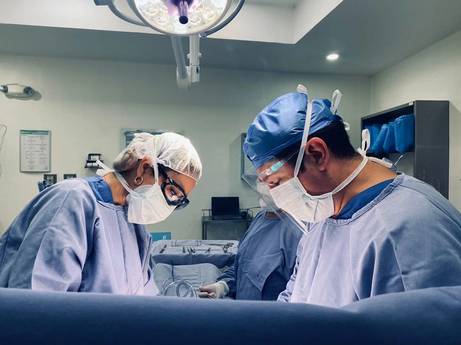 Doctores realizando una cirugía en un quirófano.