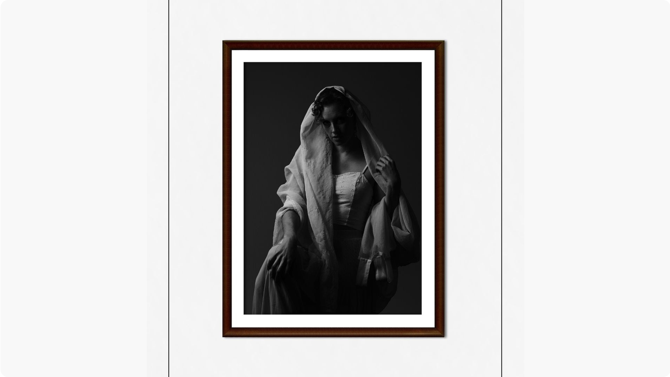 Marie-Madeleine

Dans la nuit silencieuse, une lumière si claire,
Marie-Madeleine se tient debout, la fidélité vraie.
Son cœur, une mer de foi profonde,
Près de Jésus, où l'âme courait.

Les larmes coulent, l'espoir fleurit,
Une parole douce qui ne t