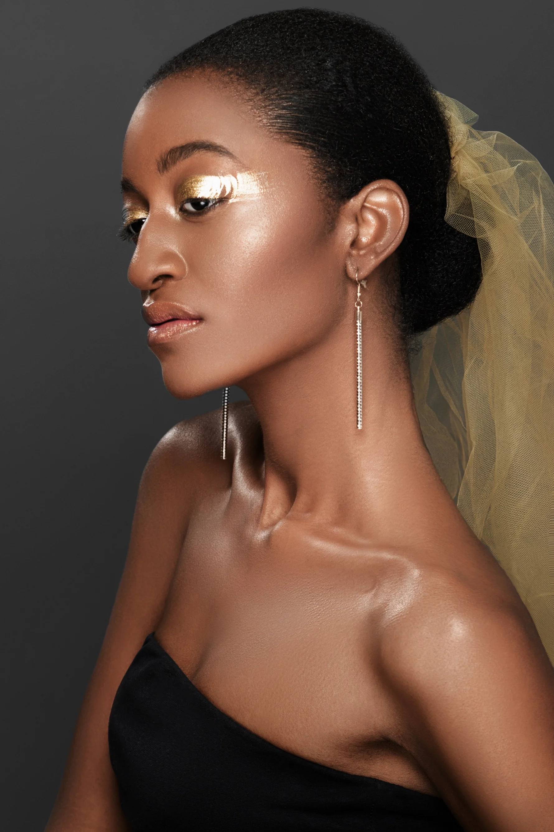 Metallic Gold Eye Makeup on Dark Skin (Copy)