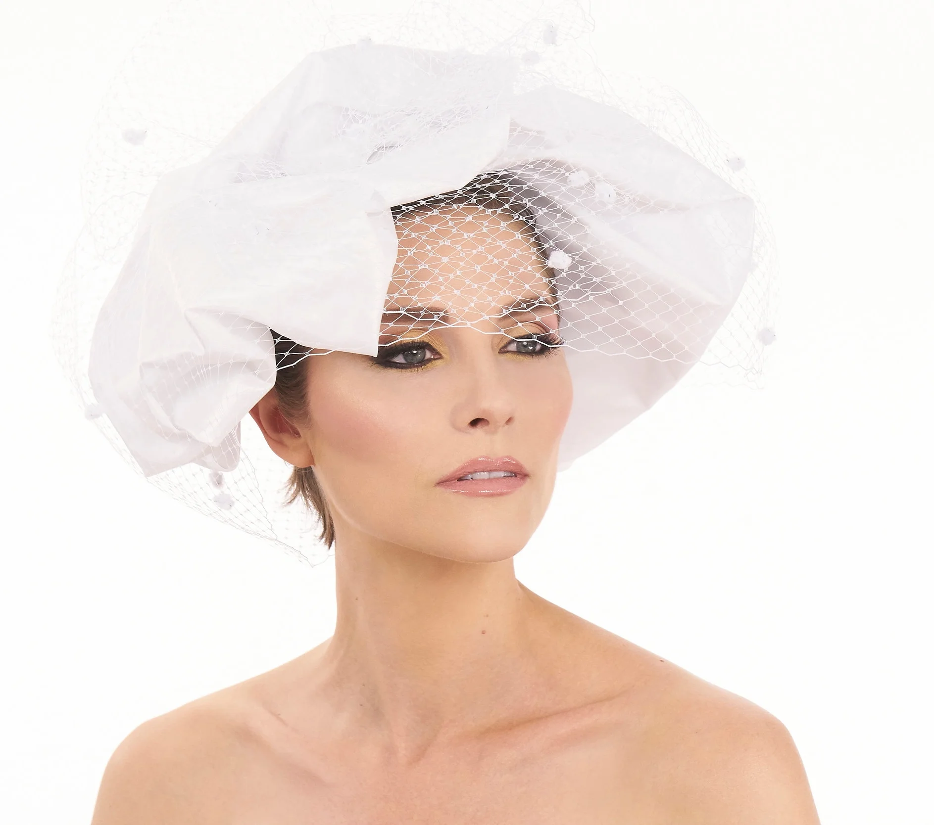 Bridal makeup look with shimmery cheek (Copy)