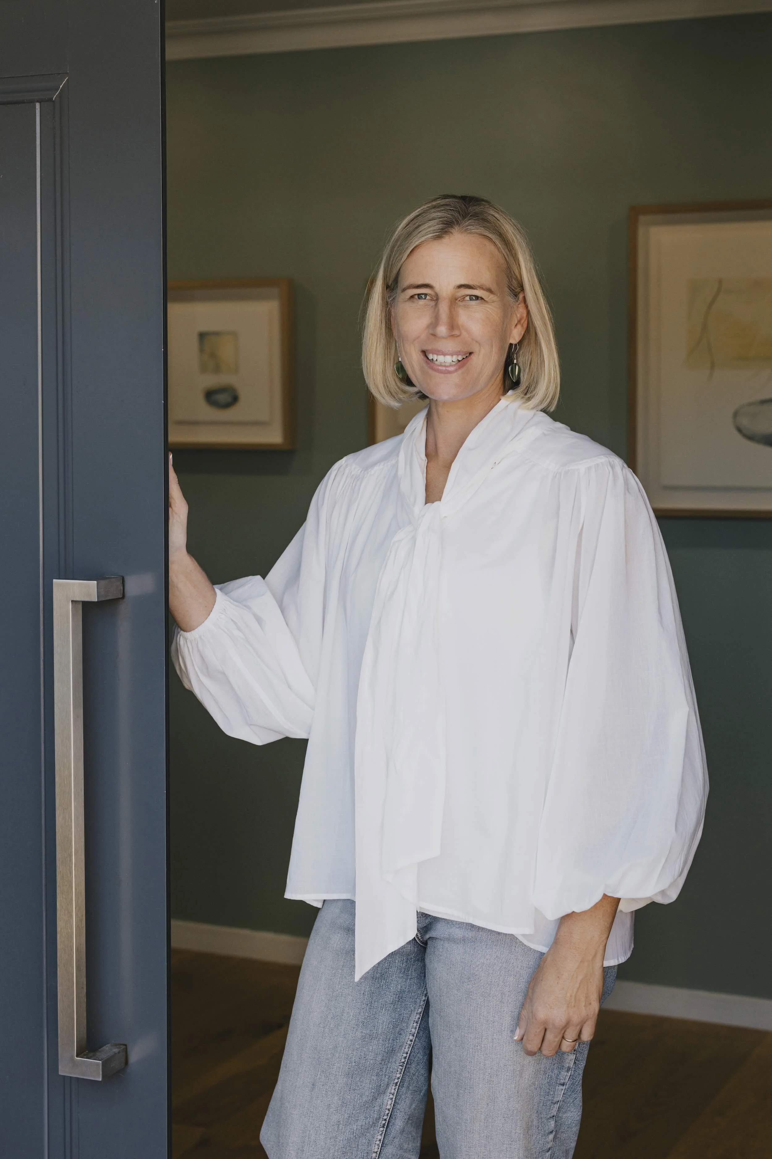 Nicky Scoltock, contemplative artist and Green Sketching guide in Auckland, standing in a doorway.
