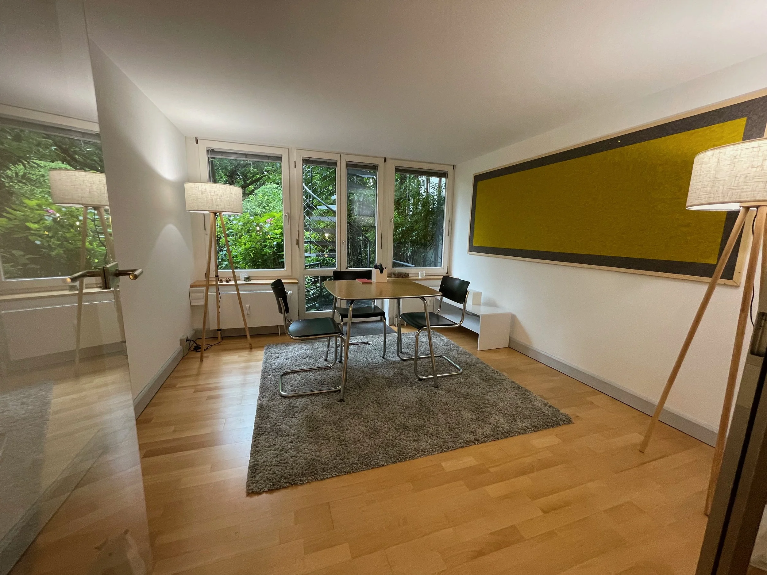 Sprechzimmer im Zwischenraum Altona mit Blick ins Grüne, Tisch und Stühlen für Beratungsgespräche