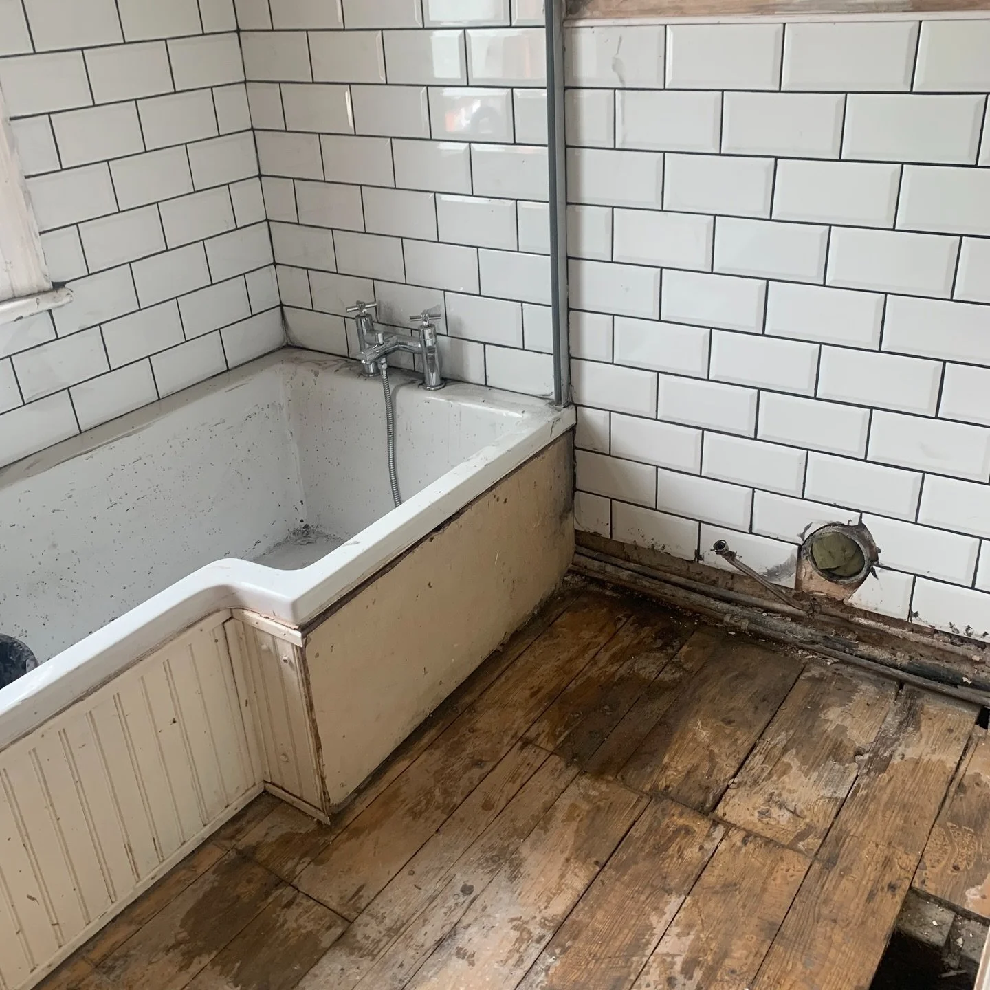 🚽We&rsquo;re spending the weekend without a toilet upstairs. The floor tiles are taking ages to set and so we couldn&rsquo;t get the new toilet in. Also we are a box short of tiles. 

🙊What started as a &ldquo;let&rsquo;s change the bathroom tiles&