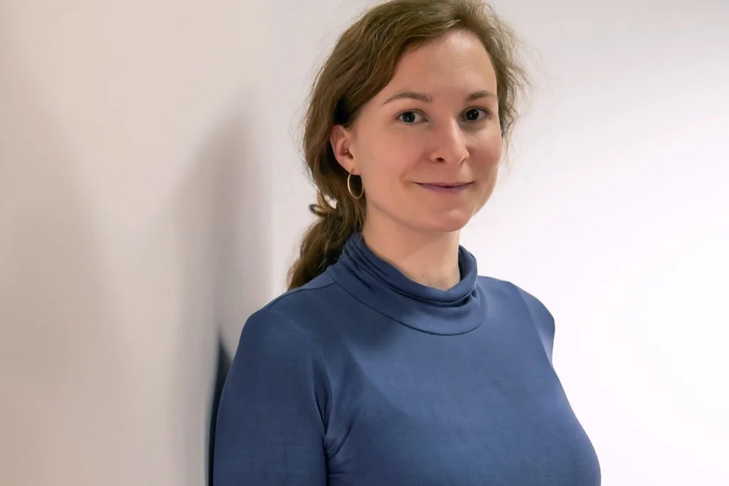 Leonie Pessara, offene Haltung, Blick in die Kamera