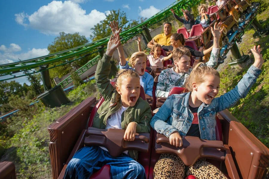 Kinder auf der Max & Moritz Achterbahn