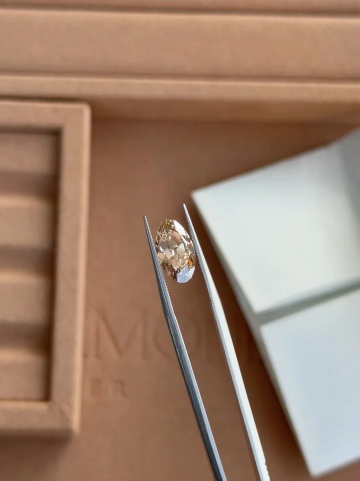 MOVAL CHAMPAGNE 🍾

Not just any Moval either.

This beautiful diamond is a modified cut featuring old mine faceting giving the diamond that beautiful, soft, slightly antique feel that we love so much.

A warm Champagne hue, paired with those chunky 