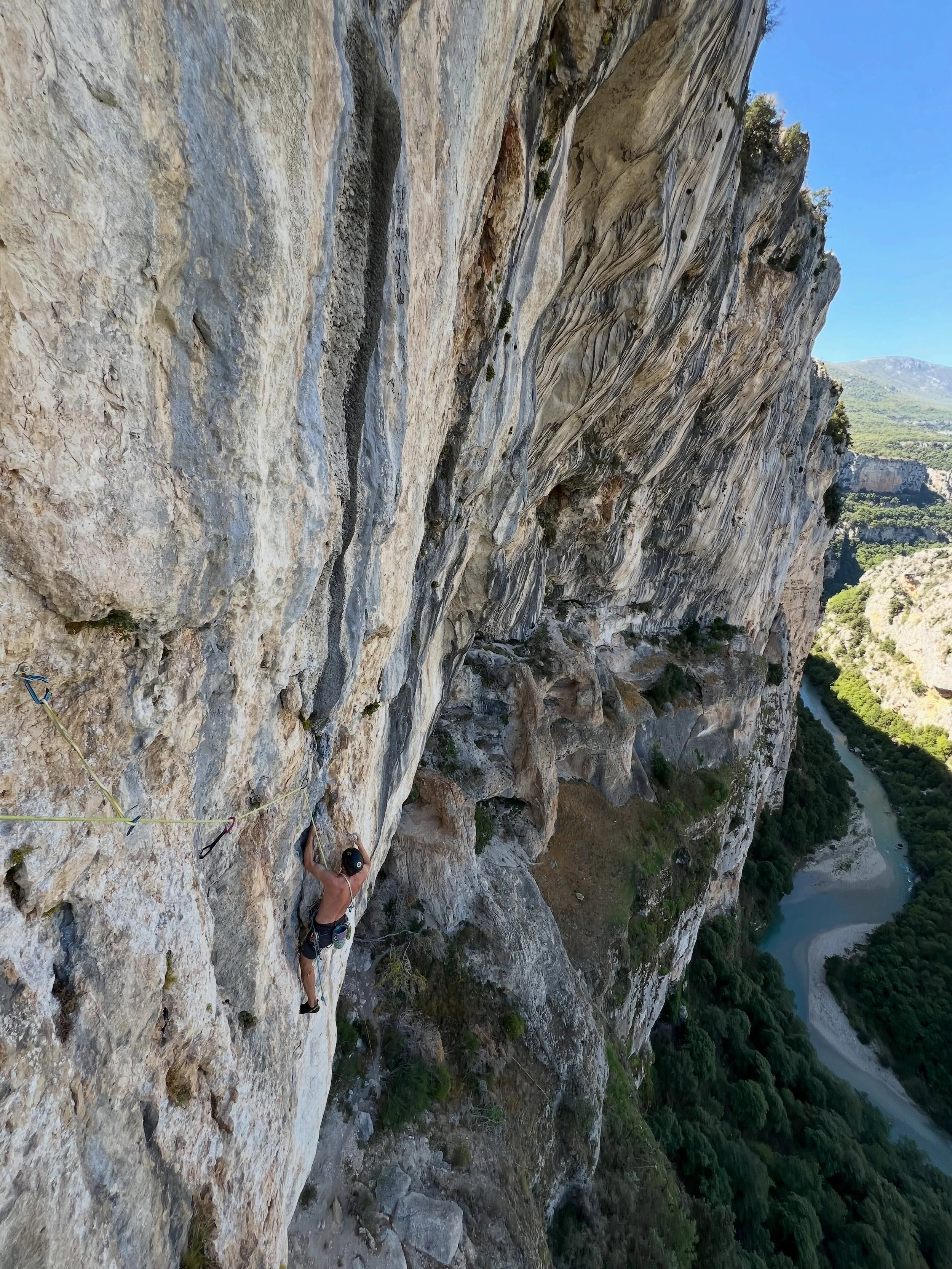 Ramirole, Les Salades de l&rsquo;apocalypse 🎆 
What an intense feeling to reach the top after the last 45m 7a pitch.. I sat down, played a melody on my little sending trumpet, and brought Nico up into the sun 🌞 

Mercii Nico for joining despite a h