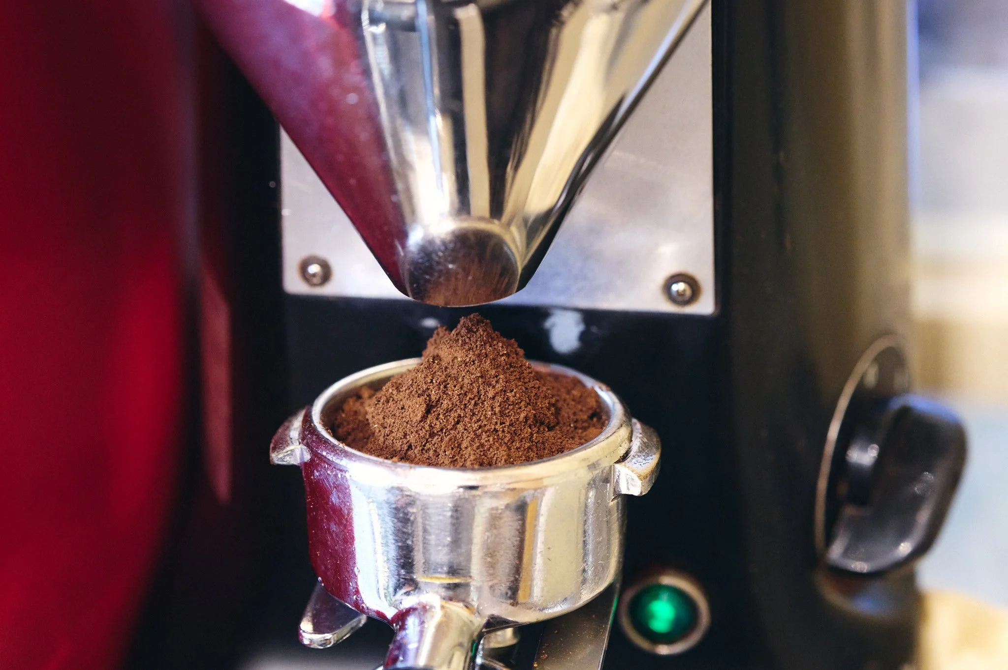 Eine Espressomaschine bei der Zubereitung gemahlenem Kaffee.
