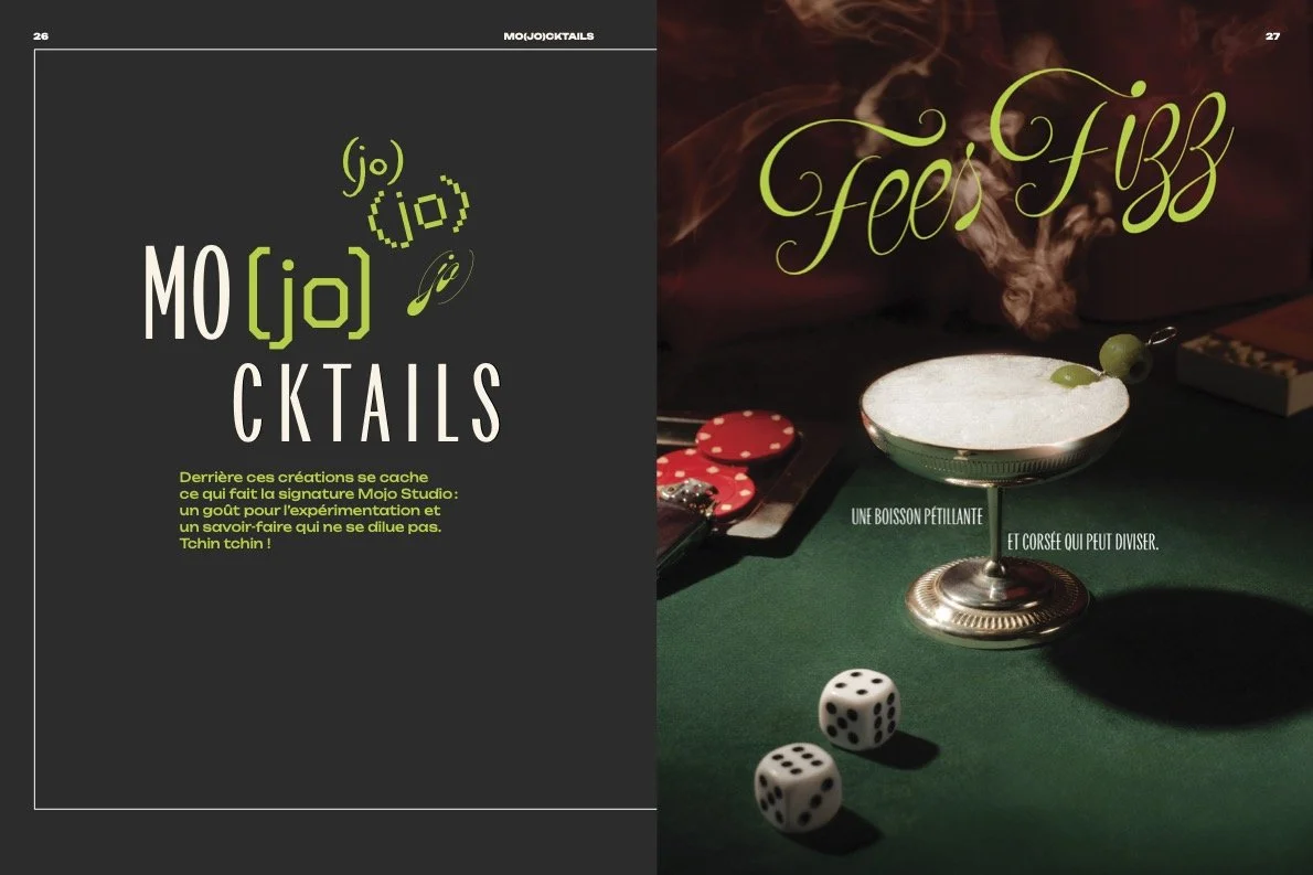 Page de magazine avec un titre 'Mo[j]cTAILS' sur fond noir à gauche, et à droite, un verre de cocktail fumant, des dés, des jetons de poker, et la mention 'Fibb' écrite en cursive verte, avec un fond sombre.