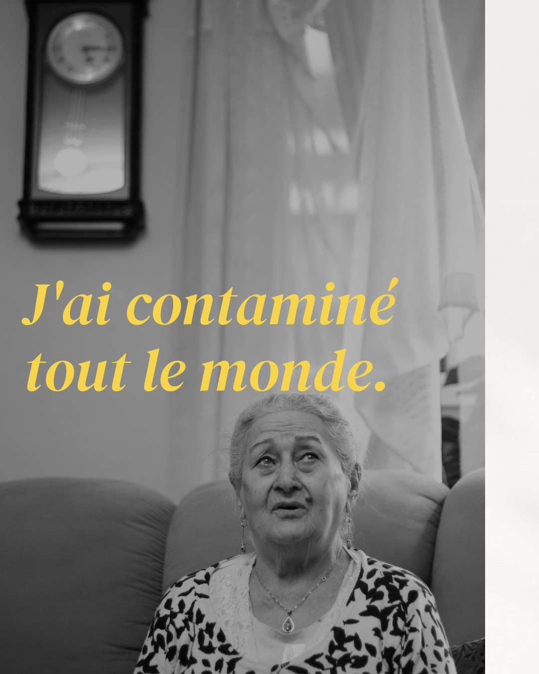 Une femme âgée assise sur un canapé, regardant vers le haut, avec un mur en arrière-plan et une horloge. Sur l'image, il y a un texte en français : "J'ai contaminé tout le monde."