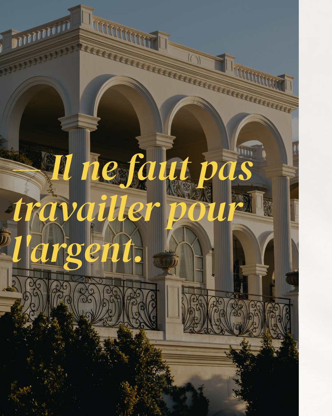 Une grande maison de style classique avec colonnes, balcons en fer forgé et architecture élégante. Sur l'image, un texte en français dit : « Il ne faut pas travailler pour l'argent ».