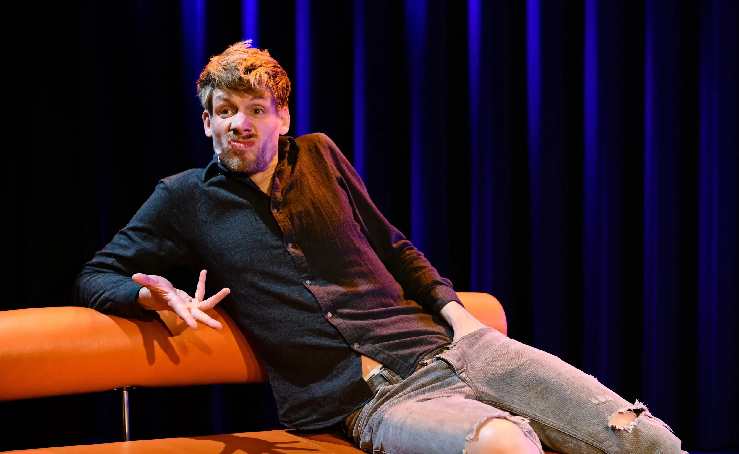 Cabaretier Thijs van de Meeberg speelt de voorstelling Kom nou maar gewoon