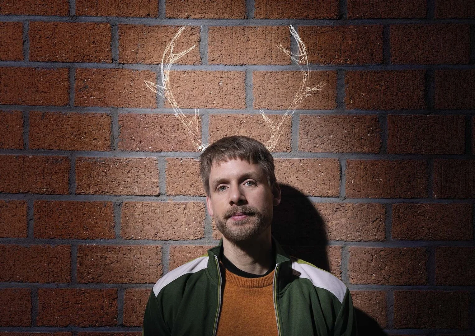 Cabaretier Thijs van de Meeberg kruipt in de rol van Richard Gadd in de toneelmonoloog Baby Reindeer
