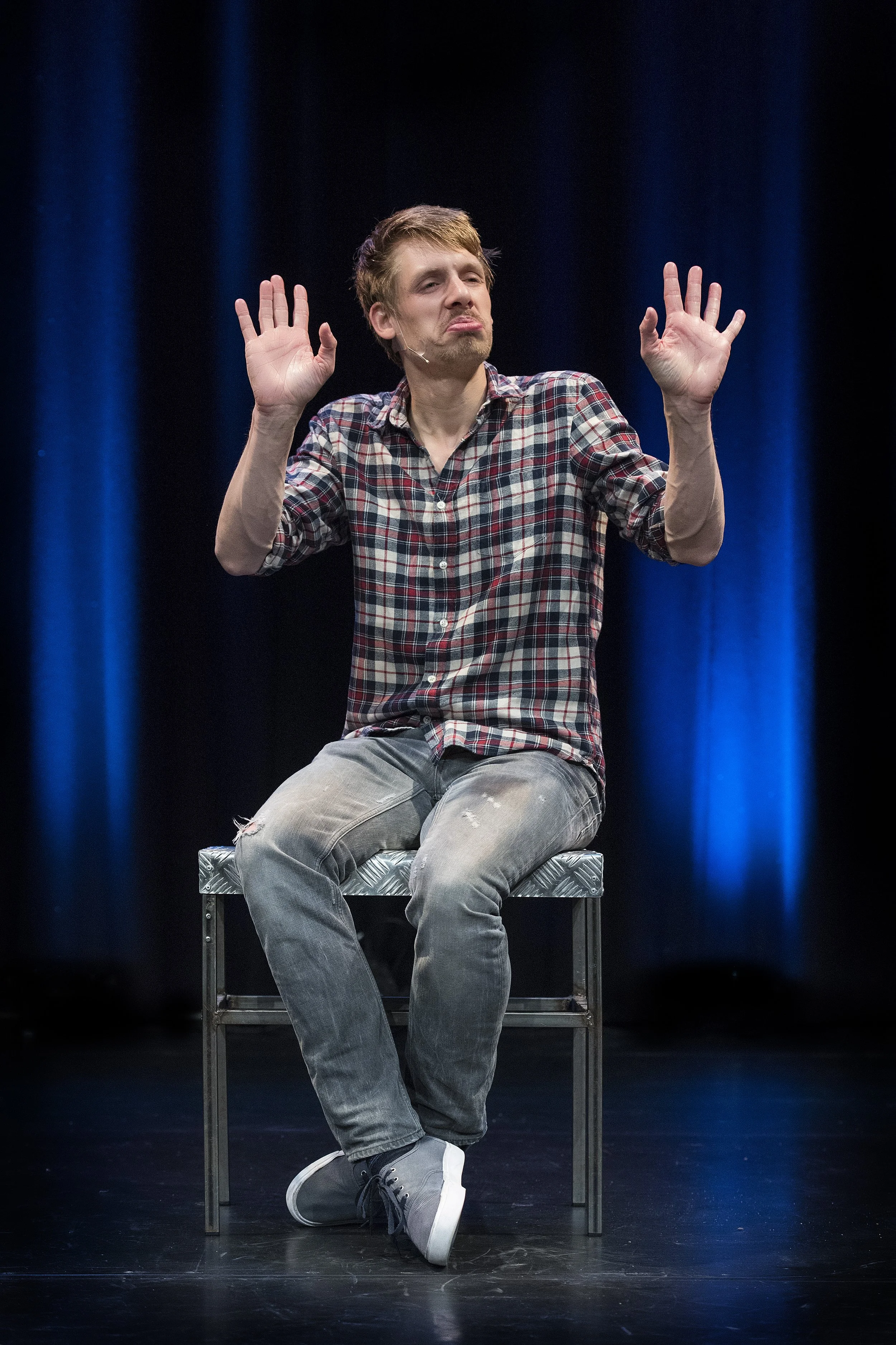 Cabaretier Thijs van de Meeberg speelt de voorstelling Er mag gedanst worden