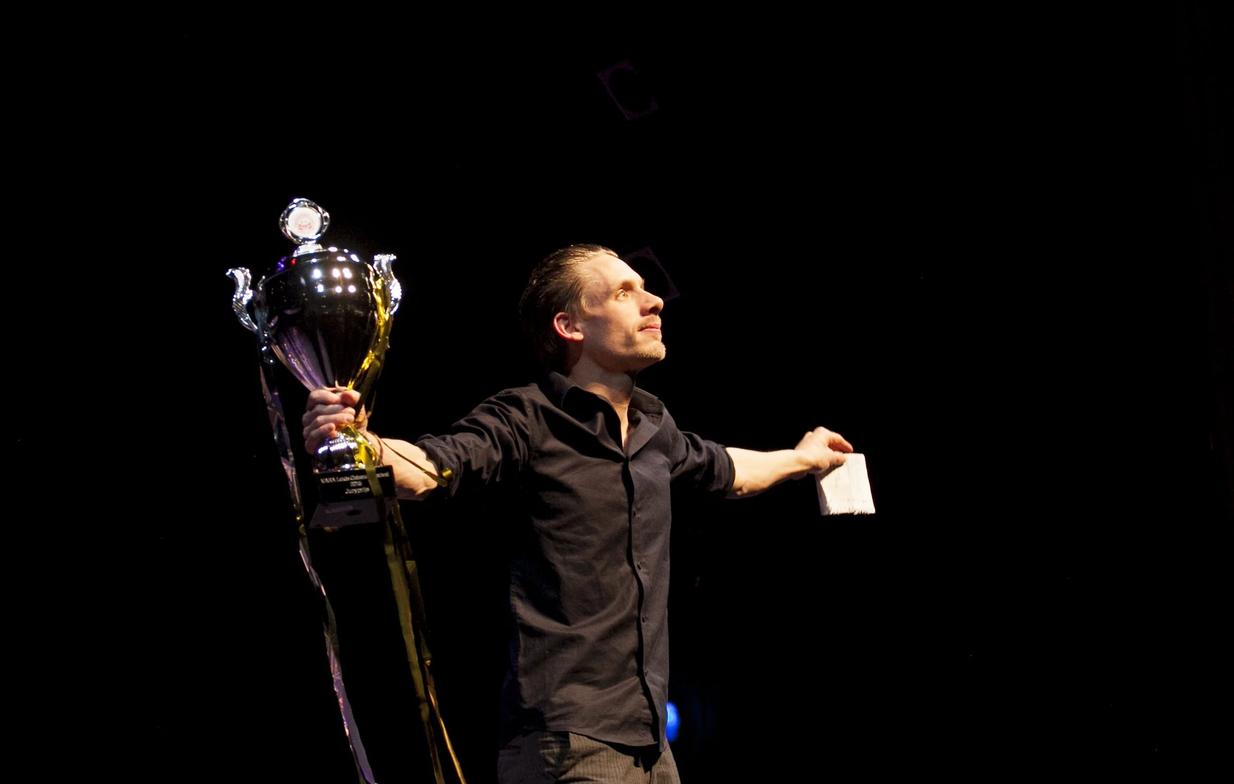 Cabaretier Thijs van de Meeberg wint de jury- en publieksprijs op het Leids Cabaretfestival met de voorstelling Vleesgeworden in 2015