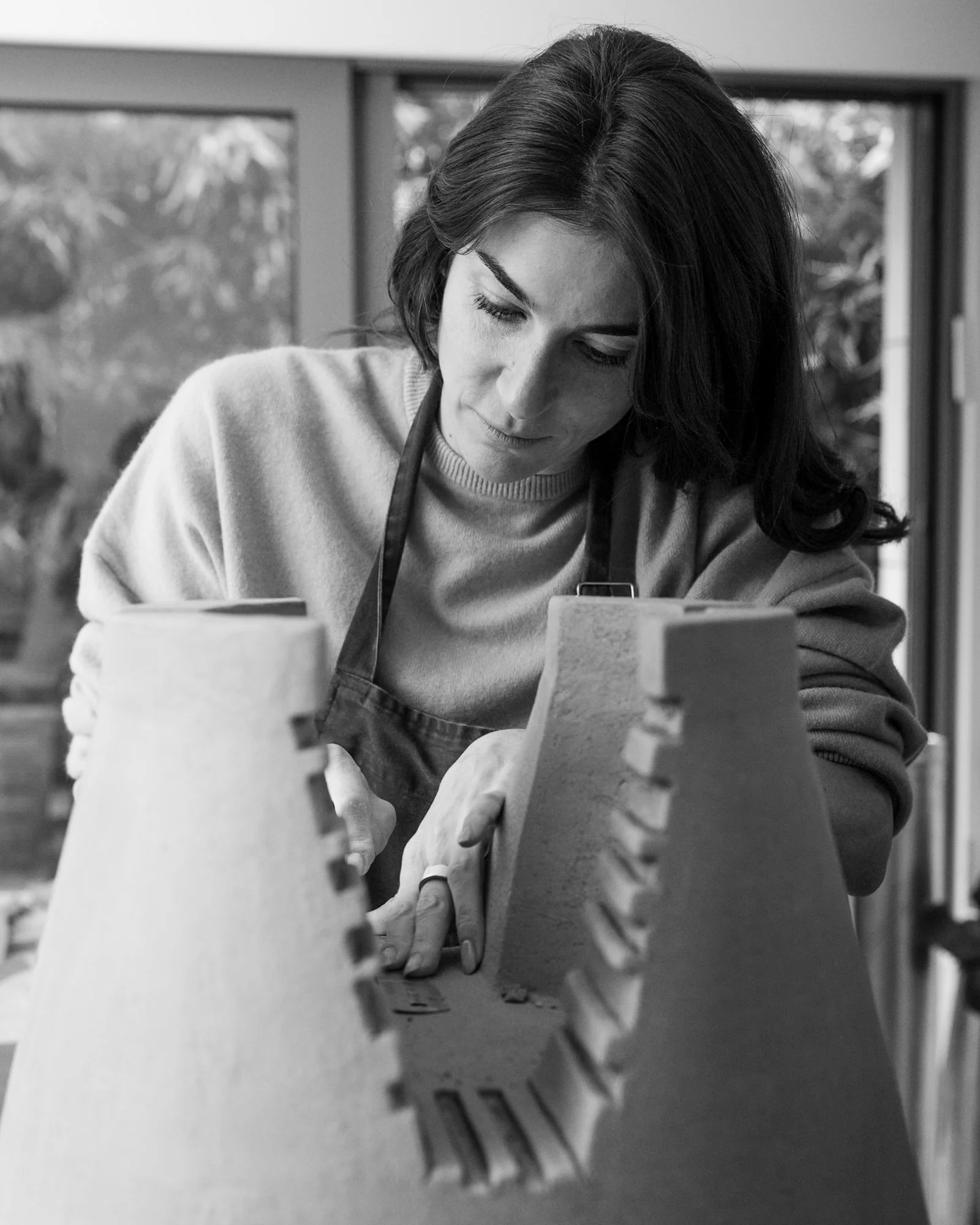 Documenter le geste pr&eacute;cis pour valoriser le prix de vos cr&eacute;ations. C&rsquo;est tout l&rsquo;enjeu d&rsquo;un contenu de marque authentique. 🛠️
Dans l'atelier de l'artiste c&eacute;ramiste Marjorie Waks.
📩 Pr&ecirc;t &agrave; raconter