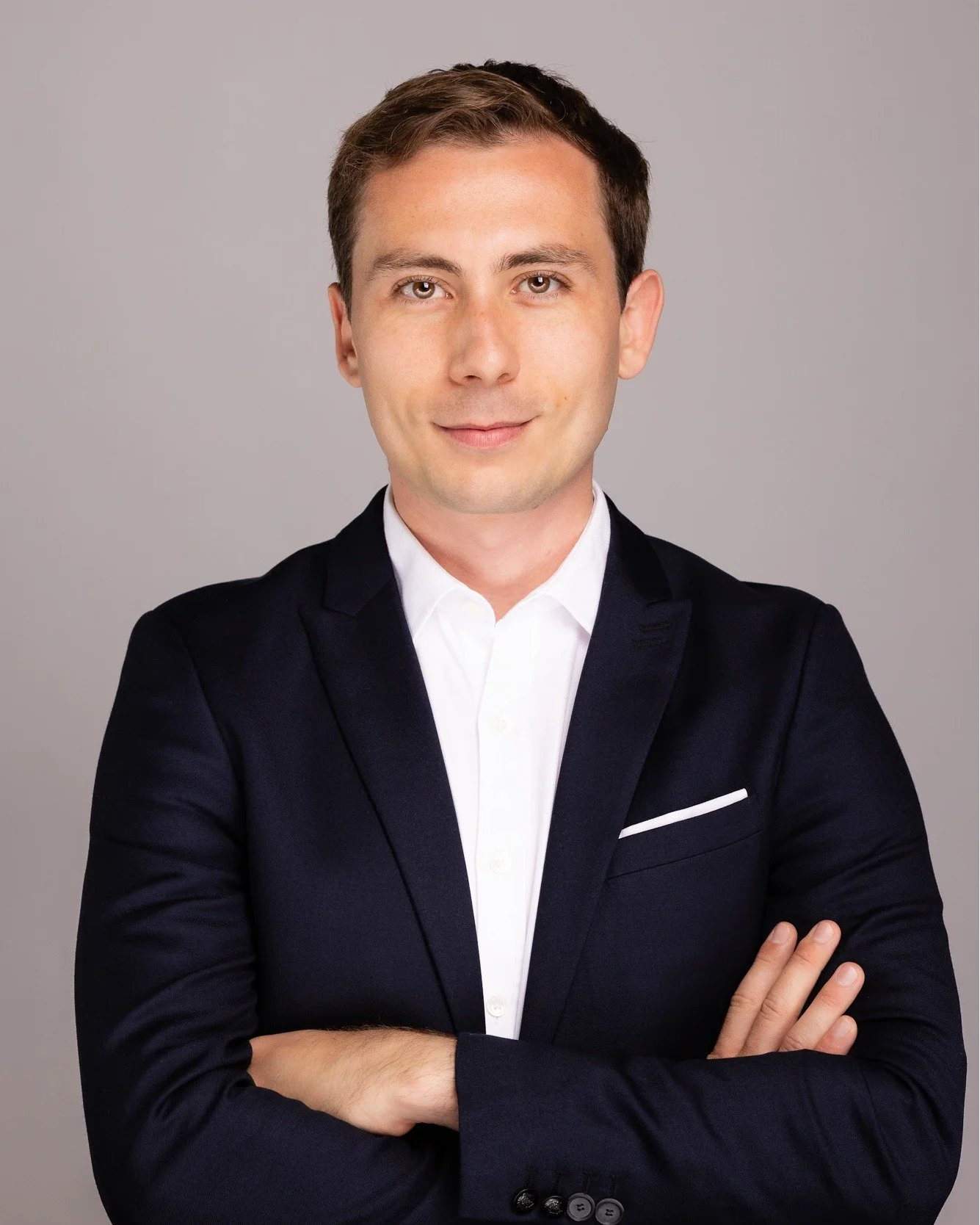Mettre un visage sur un nom : la base d'une strat&eacute;gie de communication humaine et percutante. 🤝

Un setup studio &eacute;pur&eacute; pour valoriser le professionnalisme et l'accessibilit&eacute; de vos collaborateurs.

👇 Envie d&rsquo;&eacut
