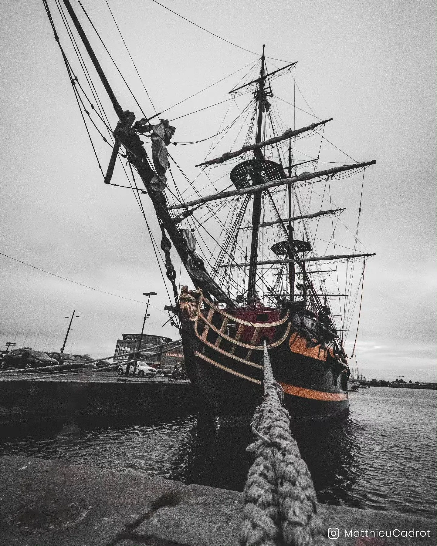 Ancr&eacute; a son port