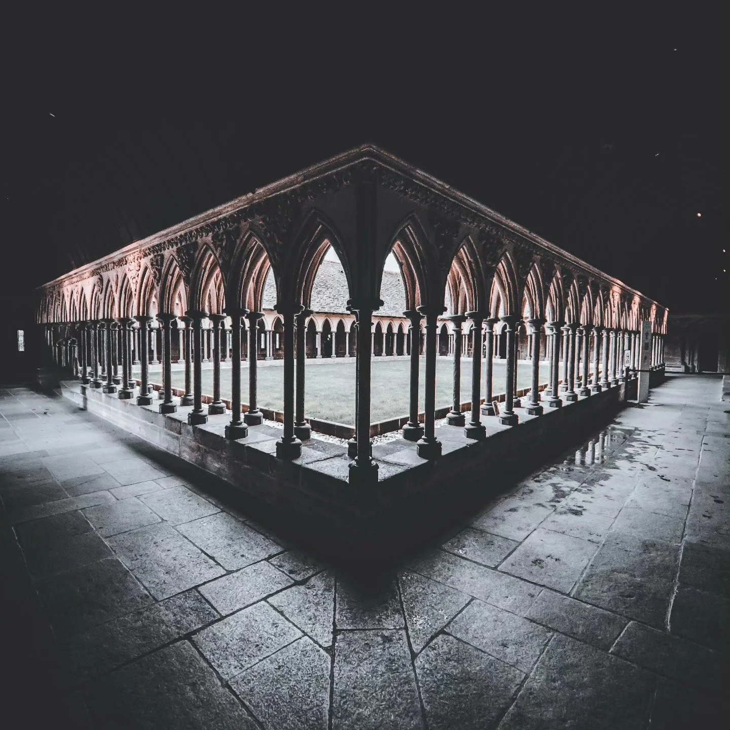 Petite sym&eacute;trie du weekend

---

#montsaintmichelabbey
#normandieregionmonde #normandietourisme #symmetricalart