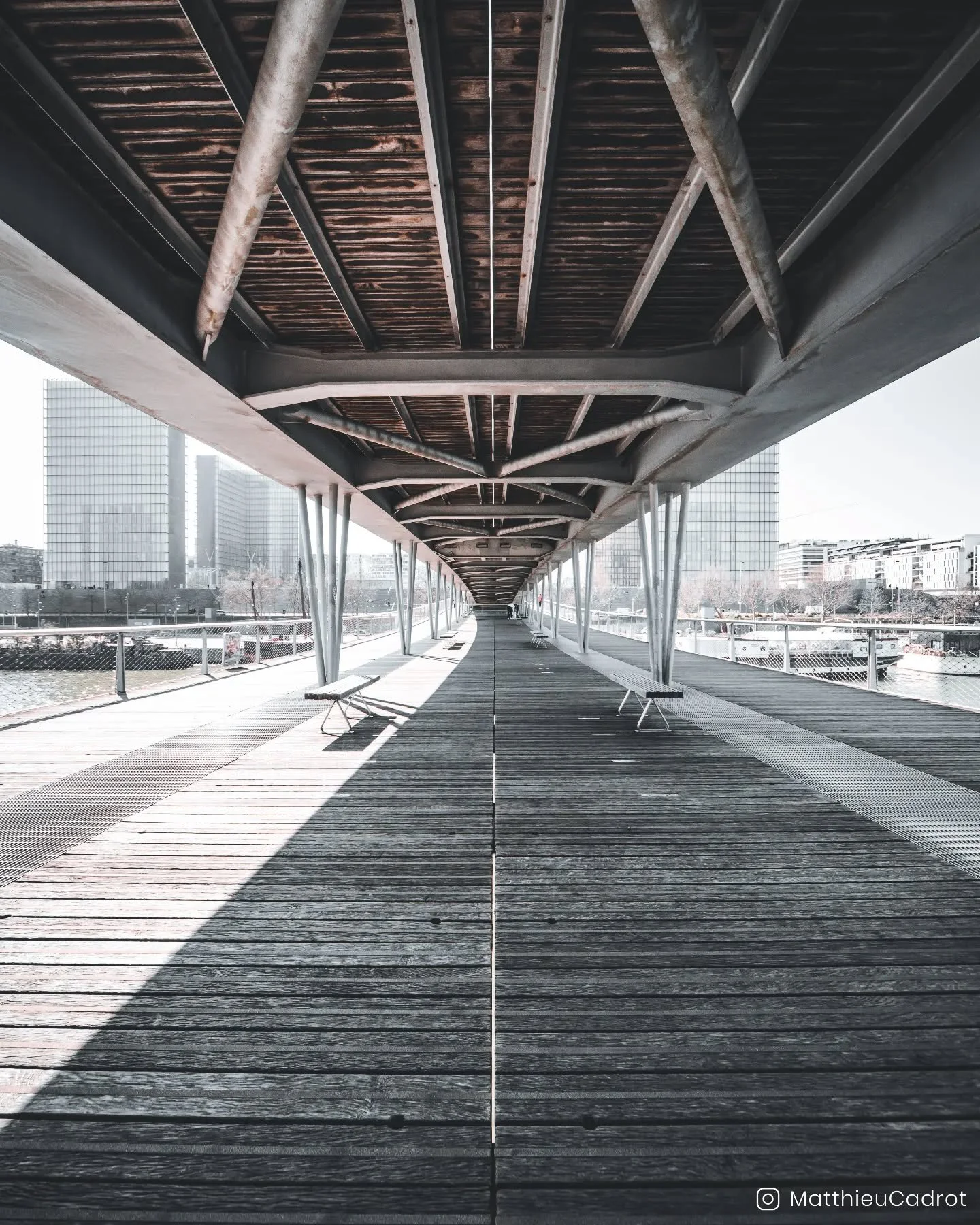 Sous le pont
.
.
.
.
---------------------

#paris
#france
#ratp
#metro
#metroparis
#parisgreat
#pariscityvision
#parisonline
#seulementparis
#theparisguru
#parisianescape
#parisismoveablefeast
#thisisparis
#yourhappyfrance
#bns_paris
#france4dreams
