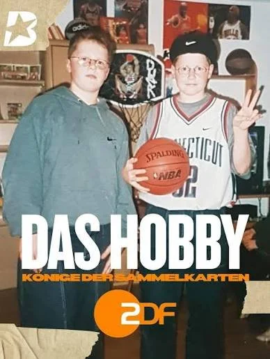 Zwei Jungen halten einen Basketball, einer trägt ein Basketballtrikot, der andere eine Kapuzenjacke, in einem Raum mit Sport-Postern an der Wand, mit dem Text "DAS hobby KÖNIGE DER SAMMELKARTEN" und dem ZDF-Logo.