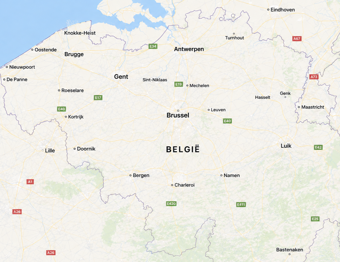 Een kaart van België met steden zoals Brussel, Antwerpen, Gent, en Brugge, evenals snelwegen en grenslijnen.