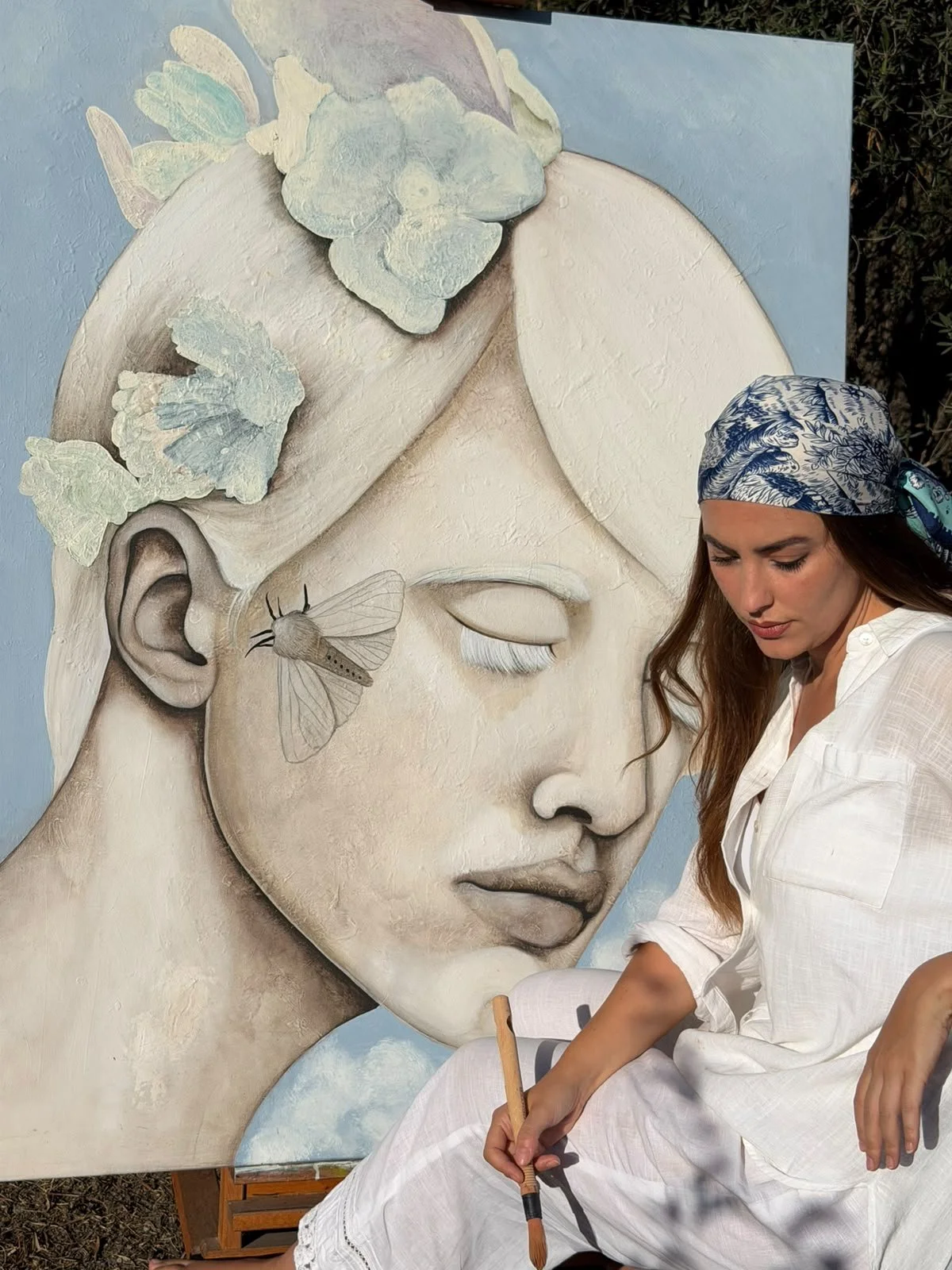 Óleo y retrato figurativo con mariposa de Paloma Ruiz de Almodóvar