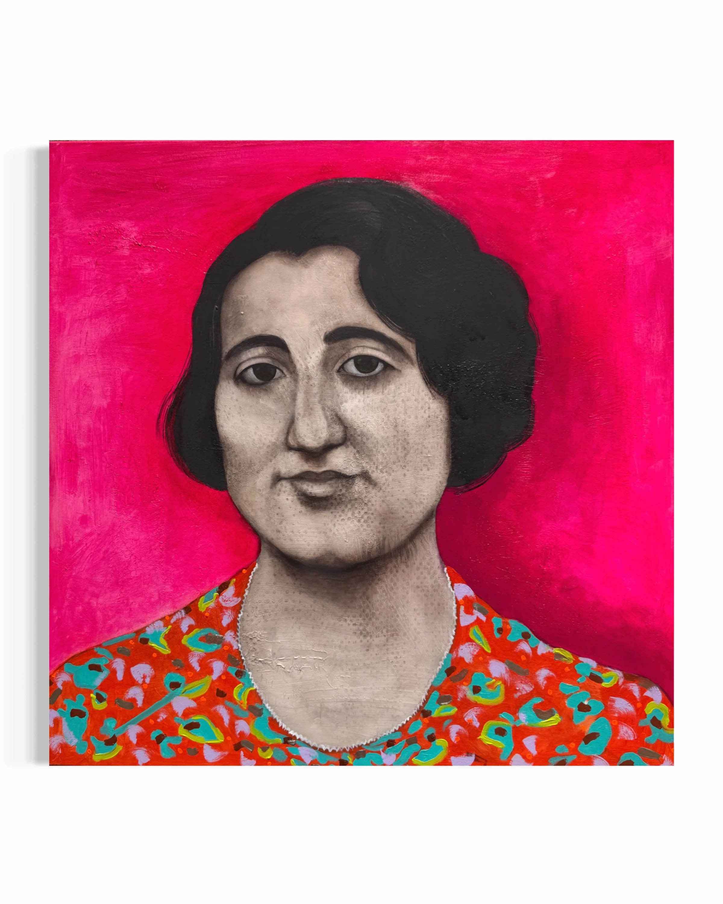 Dama sobre fondo rosa