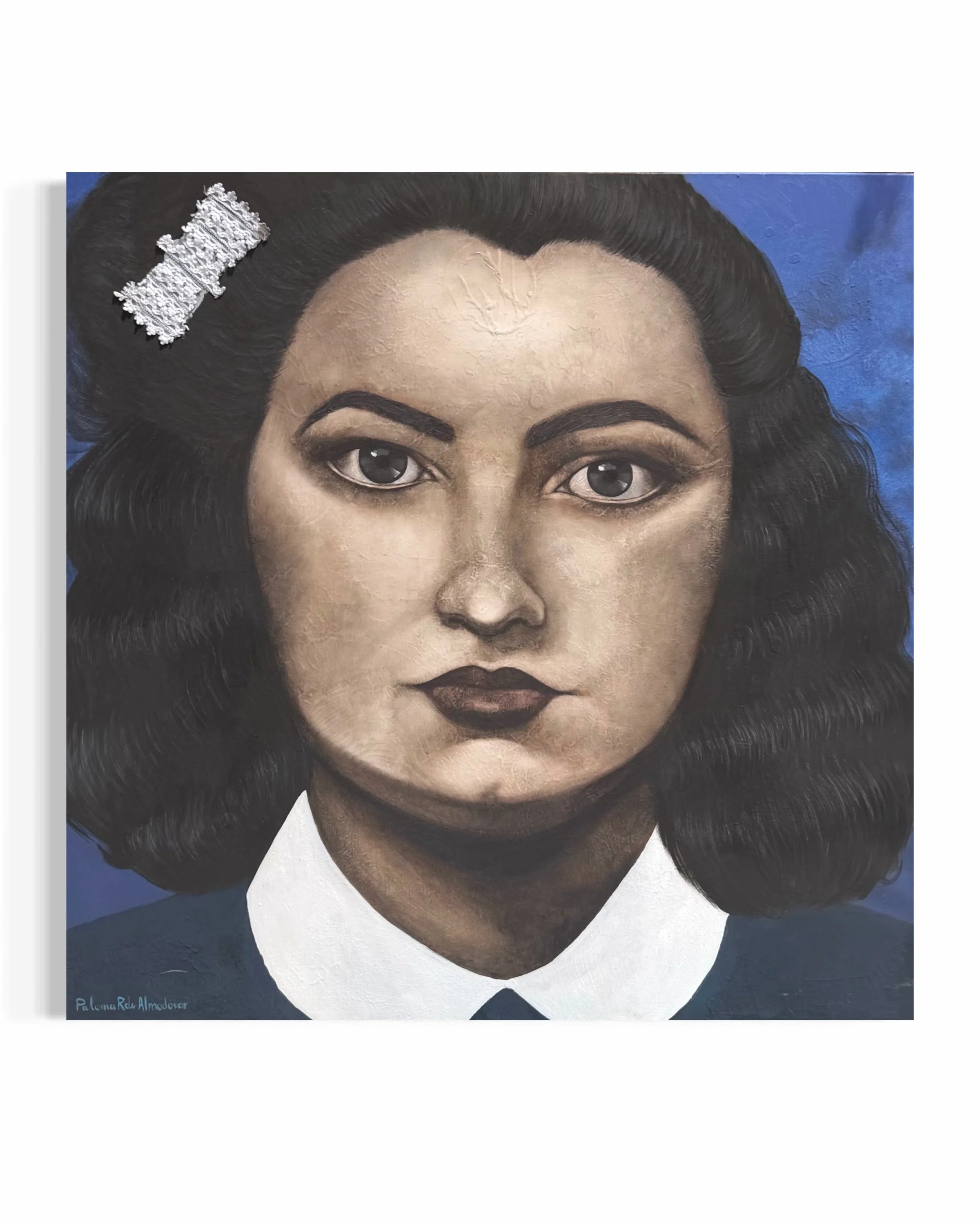 Dama sobre fondo azul
