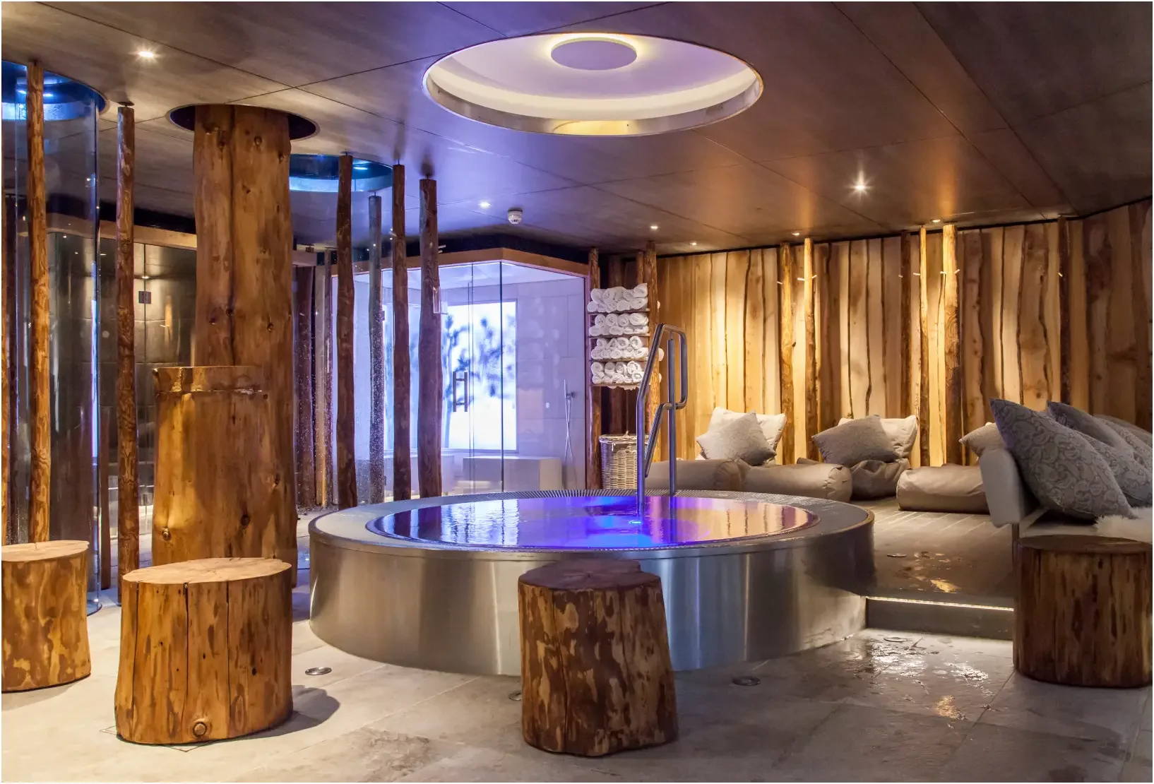 Indoor hydropool and relaxation space in the woodland-inspired thermal suite