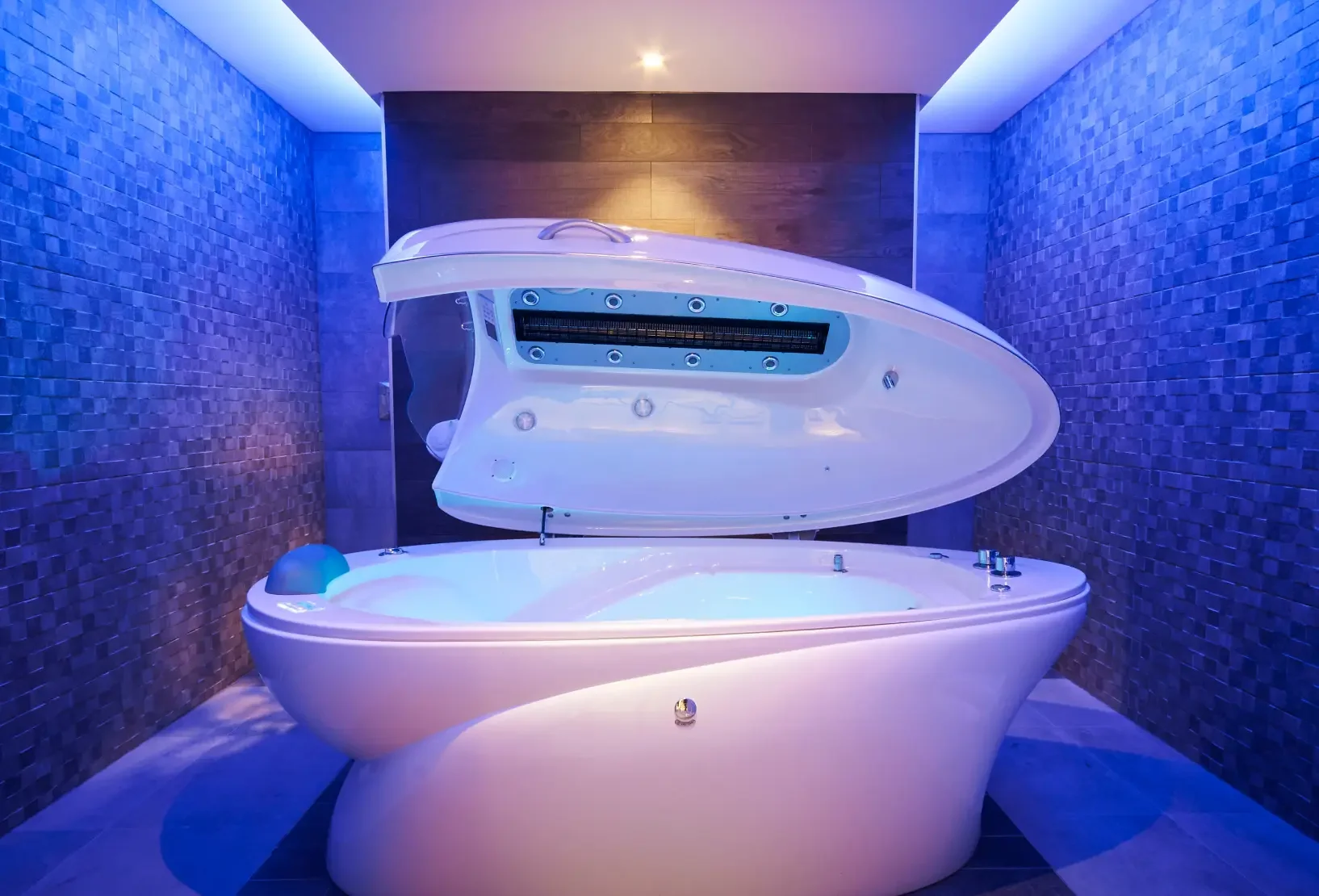 Thalasso therapy bath in the Wellness Spa at Champneys Tring