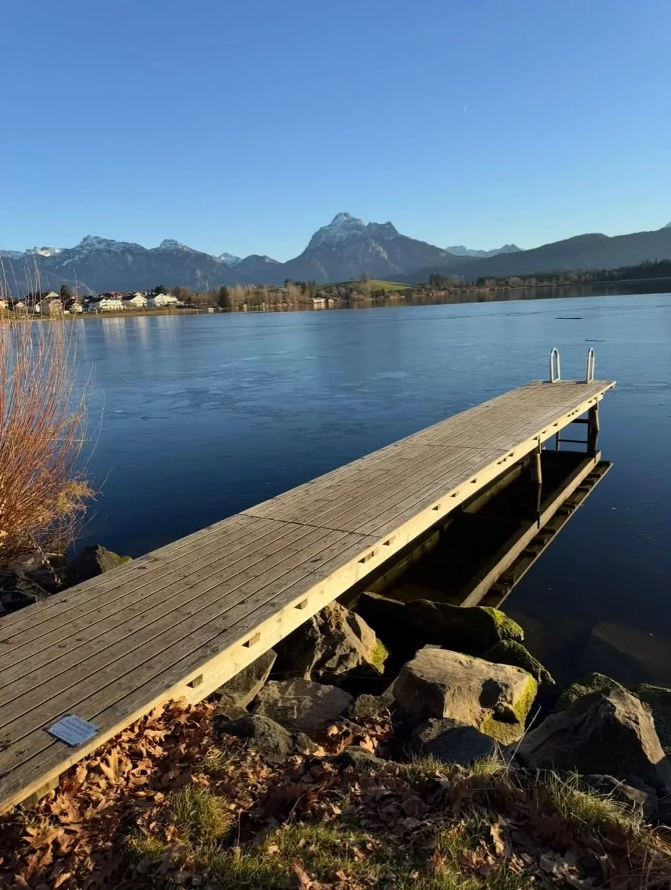 Hopfensee bei Füssen im Allgäu mit Steg und Bergpanorama
