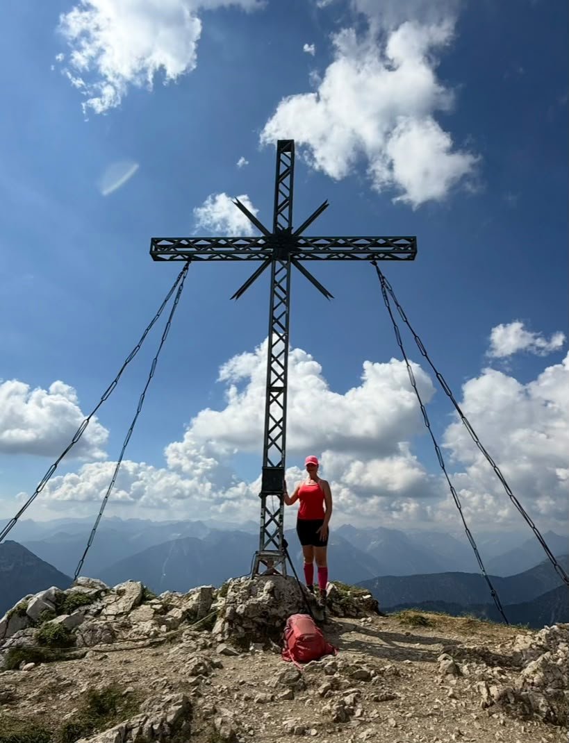 Gipfelkreuz auf der Roten Flüh mit weitem Bergpanorama im Tannheimer Tal