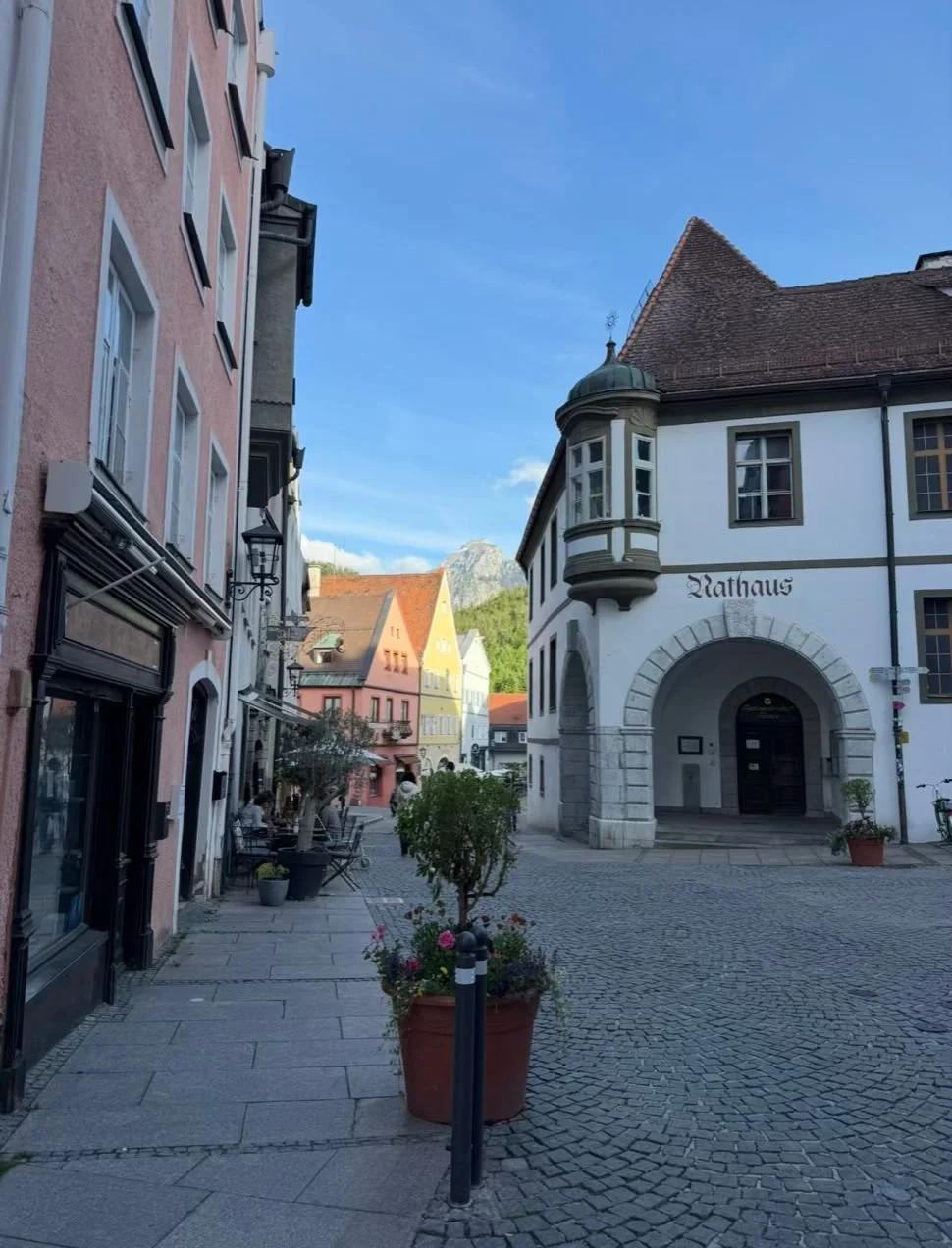 Altstadt Füssen im Allgäu mit historischen Häusern, Kopfsteinpflaster und Tipps für einen Urlaub in Füssen.