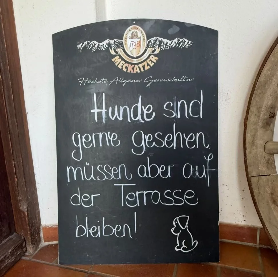 Hinweisschild auf der Alpe Beichelstein: Hunde sind willkommen, müssen aber auf der Terrasse bleiben.
