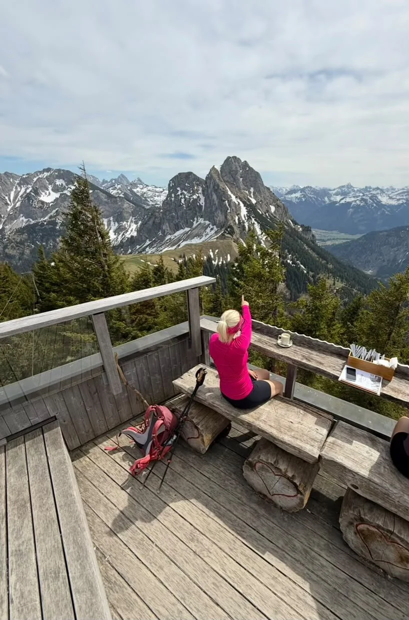 Wanderung im Allgäu mit Bergpanorama und Blick auf die Alpen