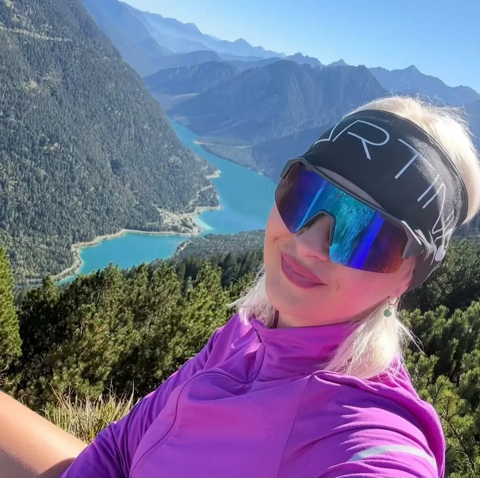 Lenka vor einem türkisblauen Bergsee in den Alpen