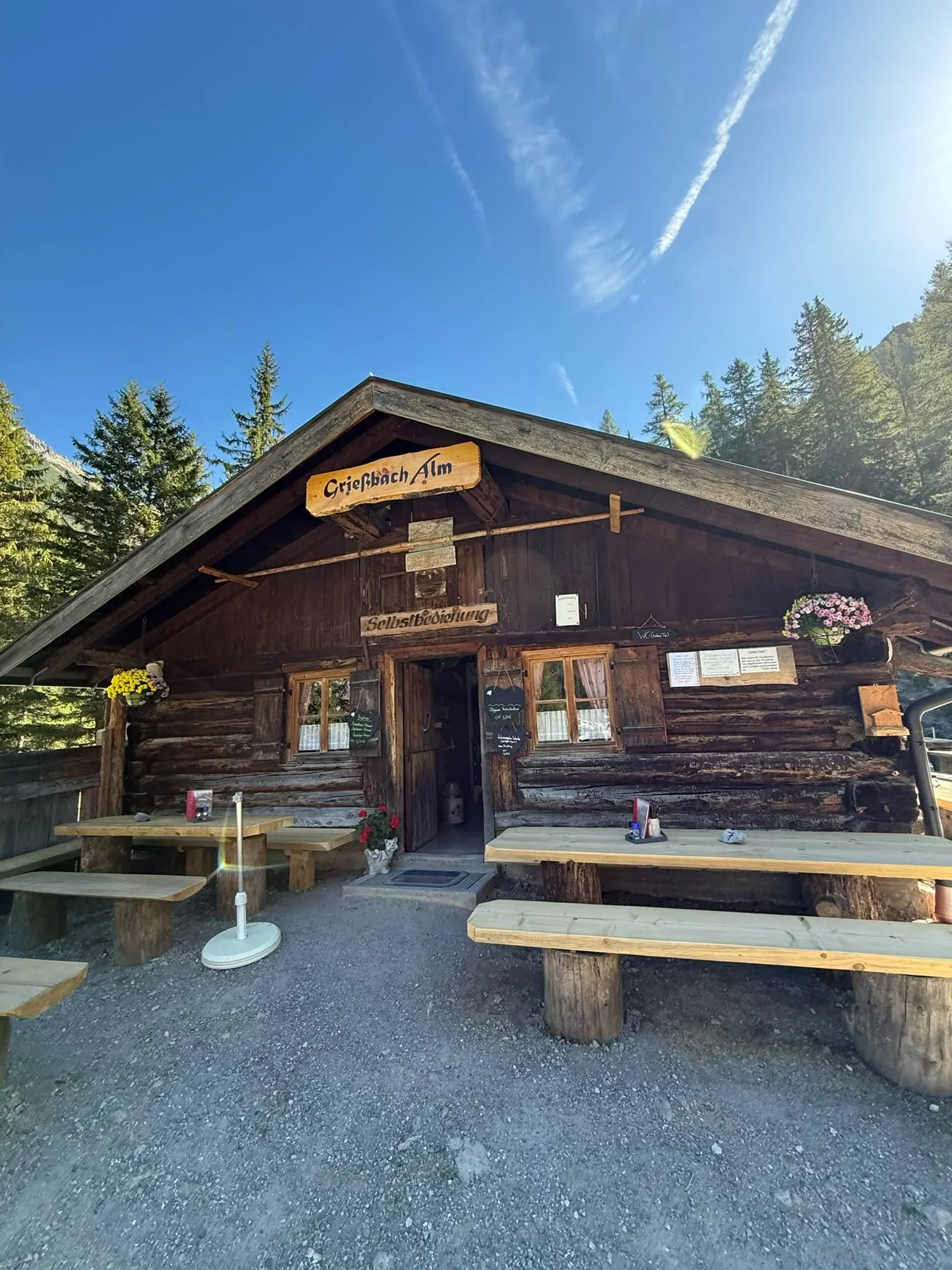 Grießbachalm im Tiroler Lechtal mit uriger Holzhütte und Sitzplätzen