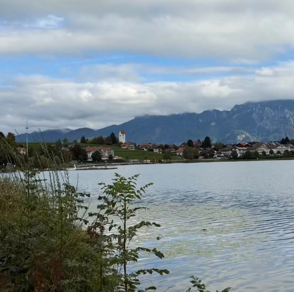 Blick über den Hopfensee auf Füssen und die Berge im Allgäu.