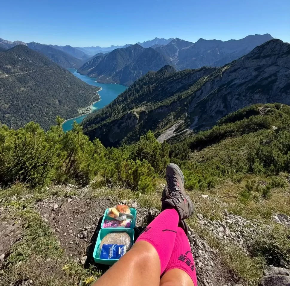 Gipfelpause am Zunterkopf mit Blick auf den türkisblauen Plansee und die Tiroler Berge.