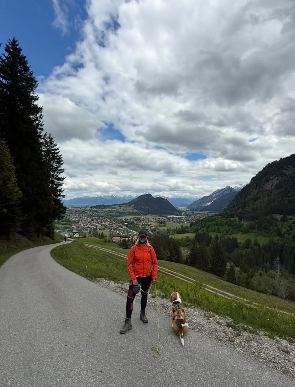 Lenka mit ihrem Beagle auf dem Weg zur Edelsberghütte in Pfronten mit Blick auf die Allgäuer Berge