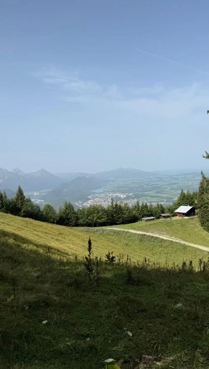 Blick vom Weg zur Tegelbergstation über das Ostallgäu und die Berge bei Schwangau