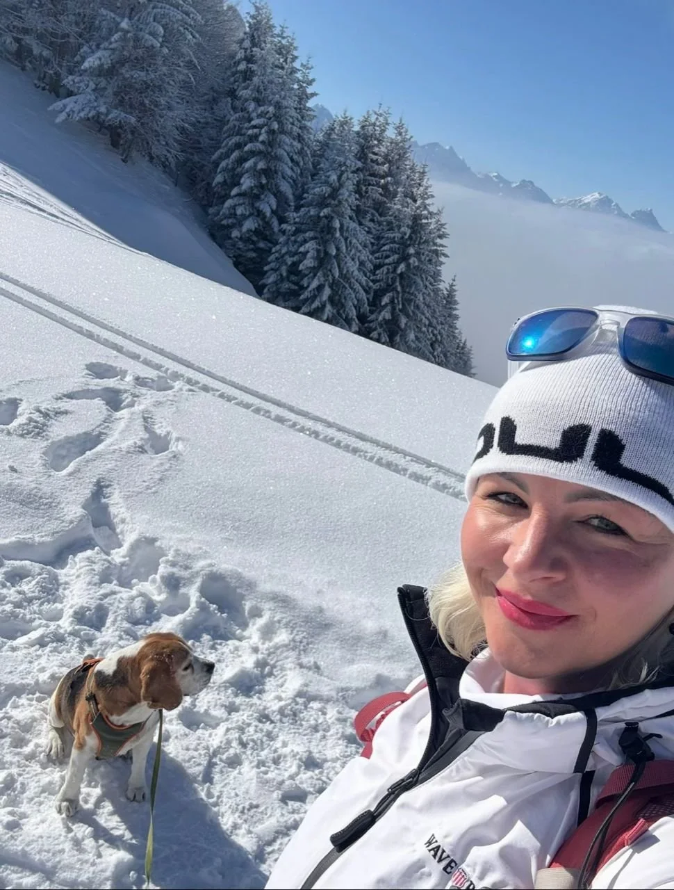 Wanderung zur Rohrkopfhütte im Ostallgäu über dem Nebel mit Hund im Schnee