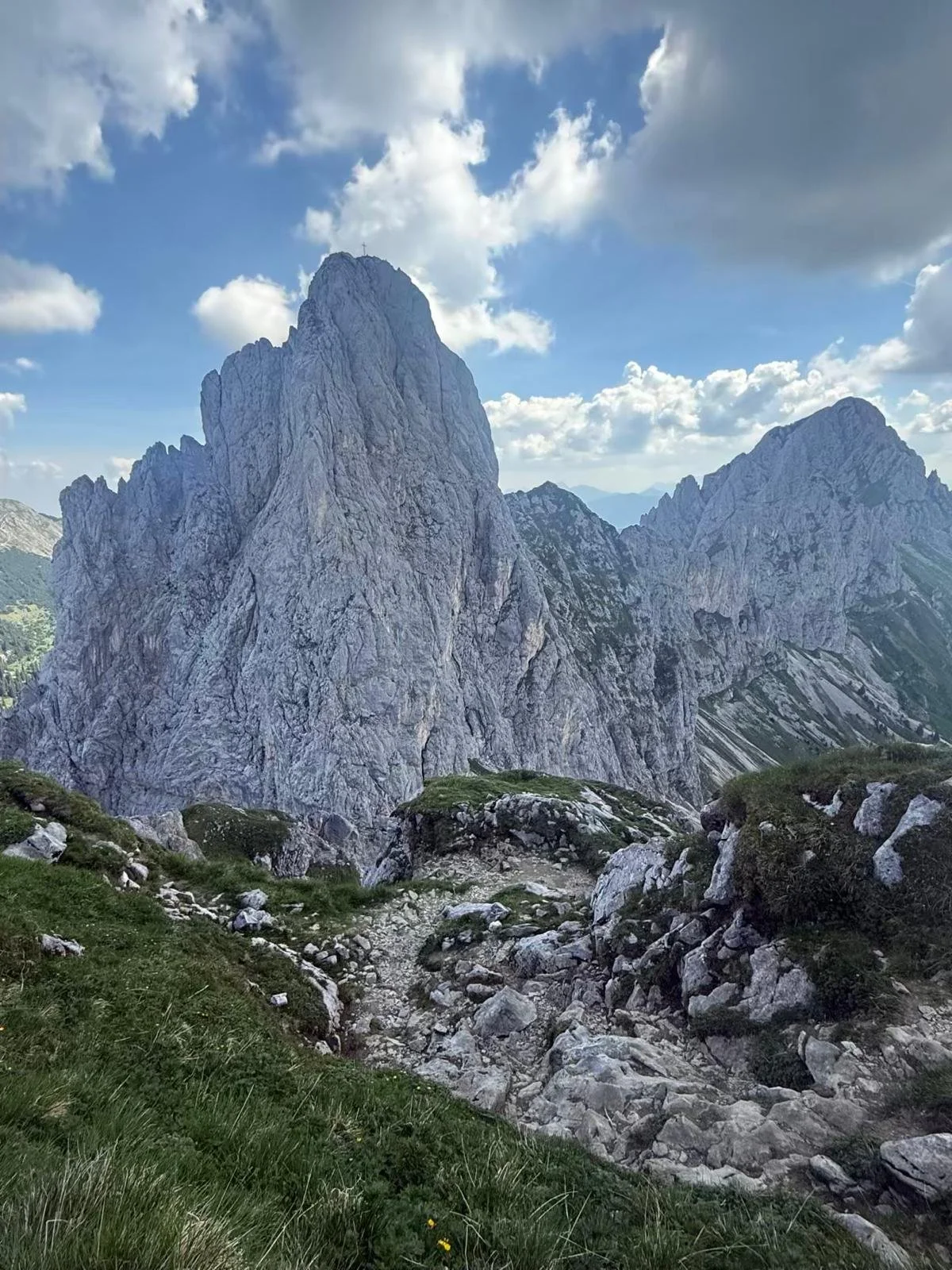 Auf dem Weg zur Roten Flüh im Tannheimer Tal mit Blick auf das Gimpel-Gipfelkreuz