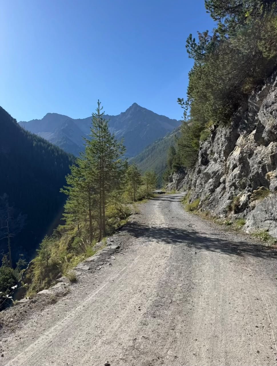 Wanderweg zur Grießbachalm im Lechtal entlang einer Felswand mit Bergpanorama