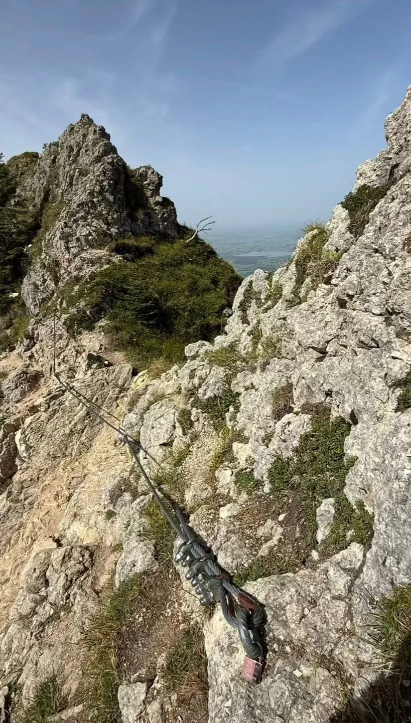 Felsiger, gesicherter Wanderweg zum Branderschrofen am Tegelberg mit Blick ins Ostallgäu