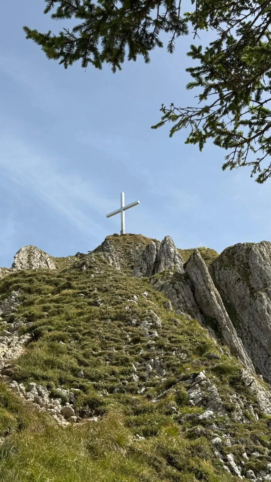 Gipfelkreuz auf dem Brandererschrofen am Tegelberg im Allgäu mit Blick auf die Berglandschaft
